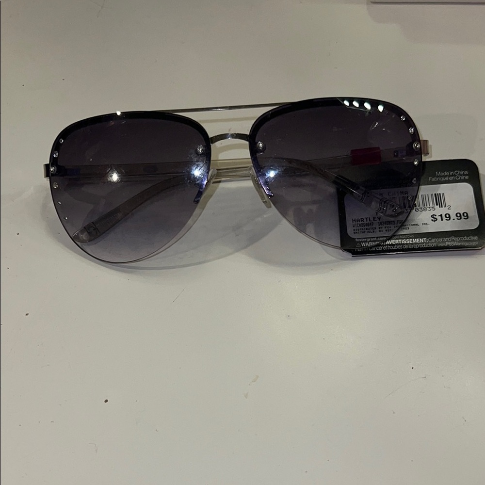Foster Grant Black Aviator Sunglasses Sleek Design